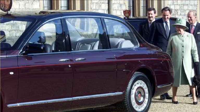 La reine Elizabeth II possédait la deuxième voiture la plus chère du monde. Voici pourquoi c’était spécial