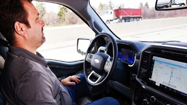 La technologie de conduite mains libres BlueCruise de Ford obtient enfin cette fonctionnalité