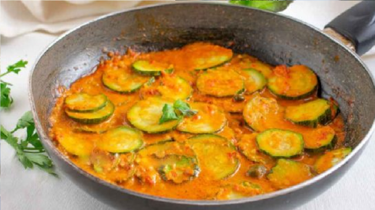 Découvrez la recette délicieuse des courgettes poêlées au pesto de tomates : un accompagnement savoureux et facile à réaliser !