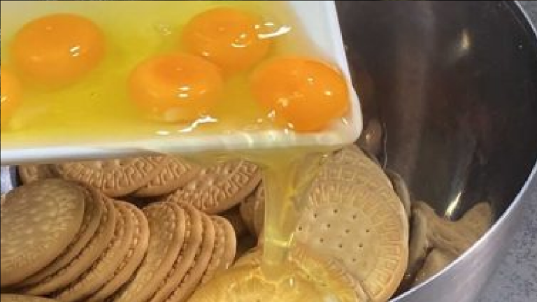 Découvrez le dessert qui fait le buzz : le flan de biscuits au caramel, une explosion de saveurs !