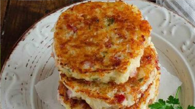 Des galettes de pommes de terre au parmesan et au bacon pour un apéro convivial