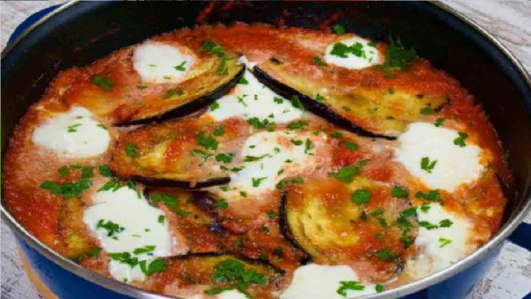 Poêlée d’aubergines à la sauce tomate et à la mozzarella: un accompagnement succulent