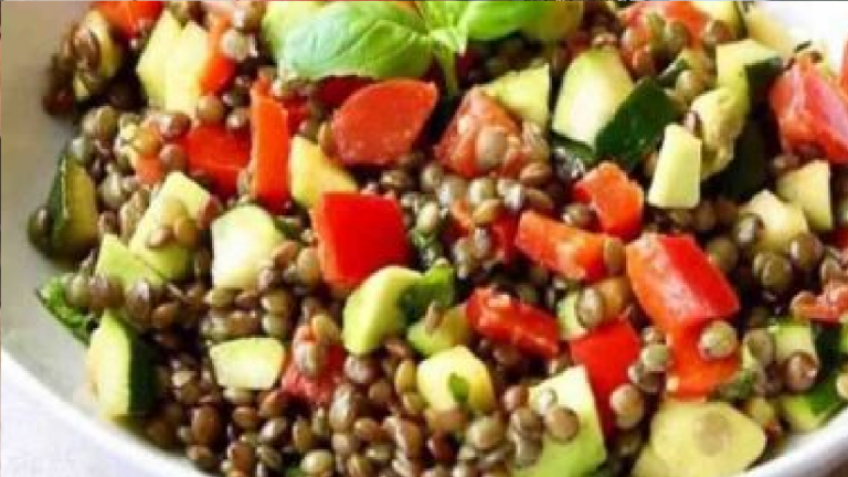 Salade de lentilles à l’avocat et aux tomates : une recette fraîche et délicieuse