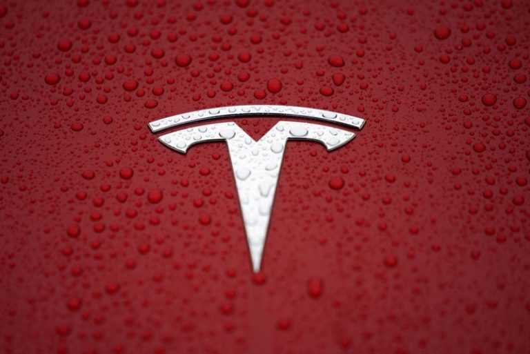 La nouvelle fonction d’avertissement de somnolence du conducteur de Tesla compte les bâillements et les clignements des yeux