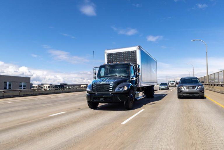 Daimler commence à fabriquer des camions électriques Freightliner eM2