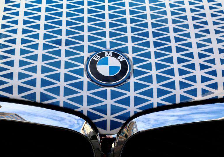 BMW devient le dernier constructeur automobile à adopter la norme de recharge des véhicules électriques de Tesla