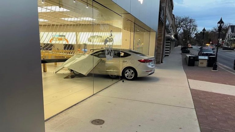 Une voiture s’écrase dans un Apple Store de l’Illinois, le conducteur s’enfuit