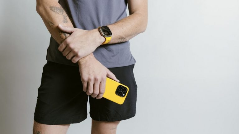 Obtenez le bracelet Apple Watch et la coque iPhone Racing Yellow Nomad en édition limitée jusqu’à épuisement des stocks