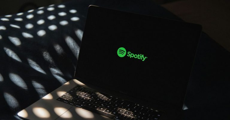 Les utilisateurs payants de Spotify atteignent 236 millions, mais perdent de l’argent au milieu de la bataille d’Apple