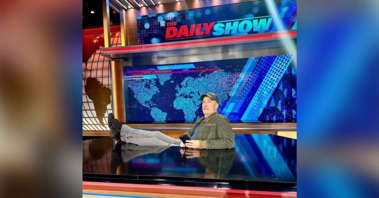 Jon Stewart s’en prend à Apple en révélant pourquoi il a quitté la « très petite » TV+