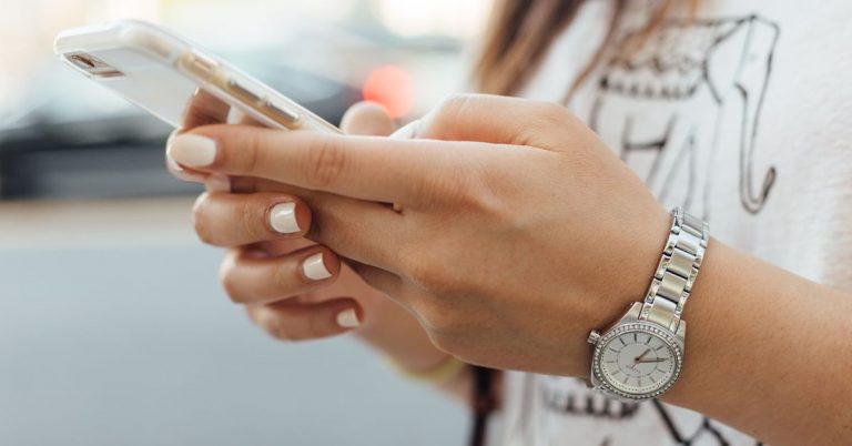 Des applications de réseaux sociaux avec des étiquettes d’avertissement semblables à celles du tabac ?  Cela peut arriver